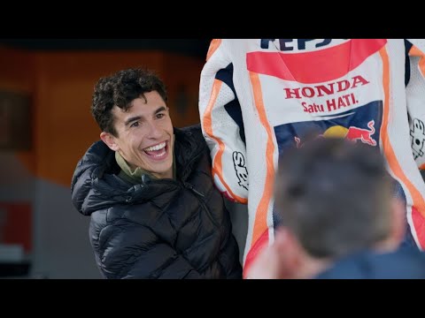 Joaquín descubre su mono de piloto de MotoGP: “Me voy a tirar como supermán” - Joaquín, El Novato