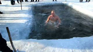 preview picture of video 'Крещенские купания на реке Силинка 19 января 2012г.'