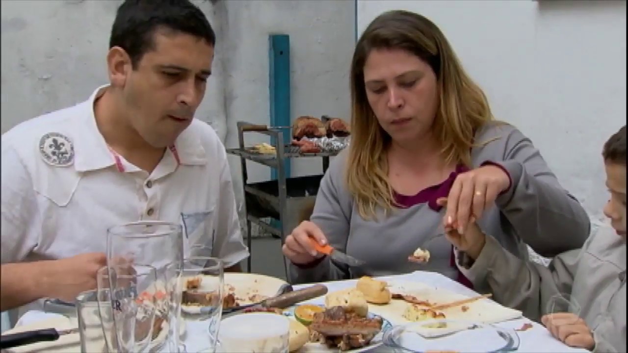 Famílias de carnívoros e veganos passam por testes para descobrir quem tem a melhor saúde