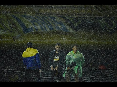 "Locura bajo la lluvia / Suspensión del partido Boca Newell's 2021" Barra: La 12 &bull; Club: Boca Juniors