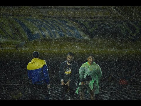 "Locura bajo la lluvia / Suspensión del partido Boca Newell's 2021" Barra: La 12 • Club: Boca Juniors