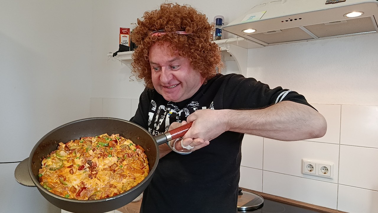 アフロになったセルゲイが野菜たっぷりオムレツを家族に振る舞います！