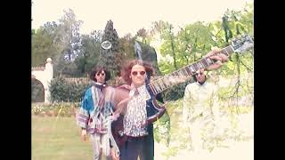 Mooon - She Makes Me Feel video