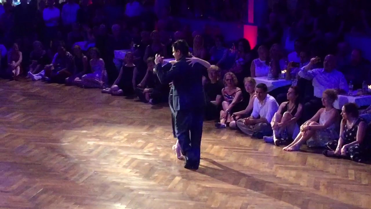 Carlitos Espinoza y Noelia Hurtado bailan "Milonga que peina canas" de Juan d'Arrienzo