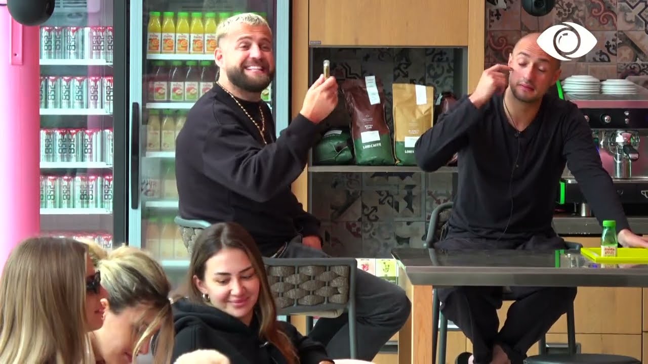 Banorët dëgjojnë këngën e Luizit