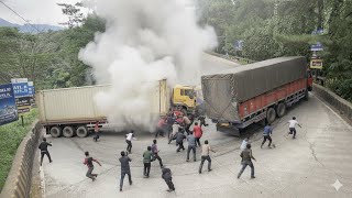 Download lagu HANTAMAN KERAS! Gagal Menanjak, Truk Trailer Meluncur Tak Terkendali! mp3