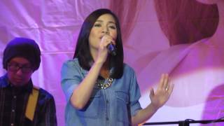 Kyla- Because of You LIVE at Market! Market!
