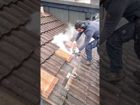 Wait for it... 😱💪   Very Impressive #Solar Installation on a Roof 💪 - Subscribe for more! ☀️