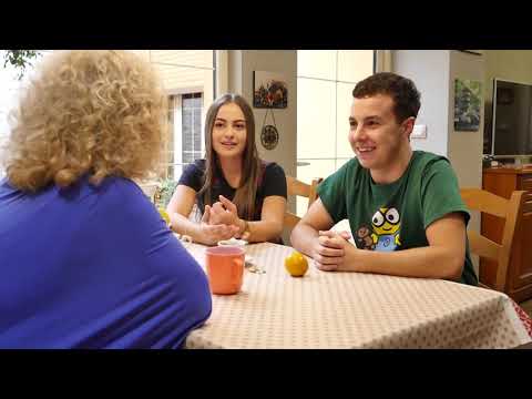 Familja Kuqezi - Episodi 2/Fatjoni dhe Dora i kerkojne leke nene Mines