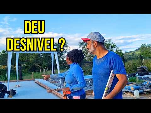 PRIMEIRA FIADA DE TIJOLO ECOLÓGICO NO SÍTIO POR QUE USAMOS CANALETAS O MESTRE APROVOU!