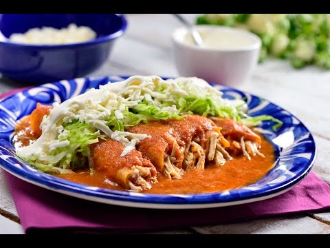 Tacos ahogados de pollo en salsa roja