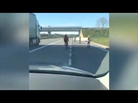 L'incontro che non ti aspetti: un ciclista in autostrada