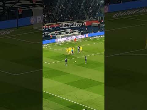 Mbappe rarely takes freekick 🥺 | Mbappe tire rarement les coups francs 🥺 #mbappe #messi #football