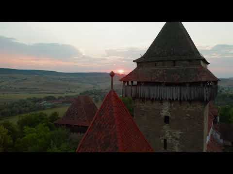 Filmări aeriene la răsărit peste bisericile fortificate din Transilvania