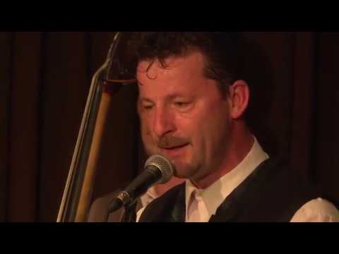 Esteledik a faluban...