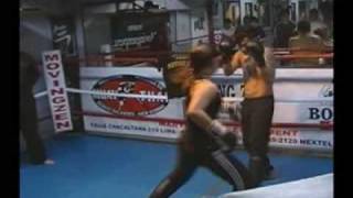 preview picture of video 'Malu The Dragon Vega vs Estefan Obregón - Muay Thai Amateur'