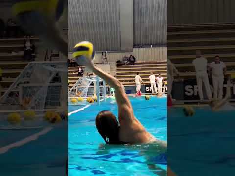 Плавание Water Polo warm up exercise. Who would you want as #waterpolo warm up partner ?