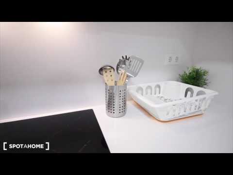 Rooms for rent in 2-bedroom apartment with terrace in Sants - Spotahome (ref 129890)