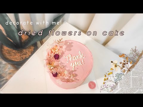 Dainty Korean / Minimalist Cake | dried flowers on a cake