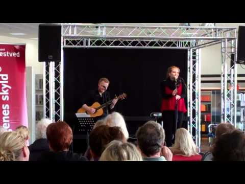 Anna Faroe synger Make you feel my love på Næstved Hovedbibl