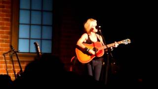 Shelby Lynne - Talking to Audience / 10 Rocks Live at the Birchmere Alexandria Virginia 11/08/2011