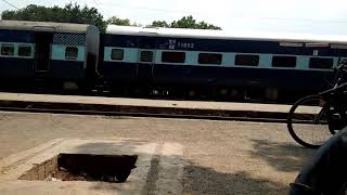 preview picture of video 'Durg to chapra sarnath express 15160 passing jhusi station'