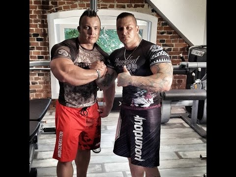 Tomasz Binkowski i Buczer Trening (Barki, Triceps)