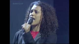 Youssou N'Dour feat Neneh Cherry - 7 Seconds (Second Performance) -   TOTP - 01 09 1994
