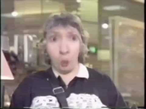 hún gengur í gegnum smáralind