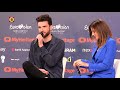 Duncan Laurence legt journalisten op het Eurovisie Songfestival uit wat de Rockacademie in Tilbur...