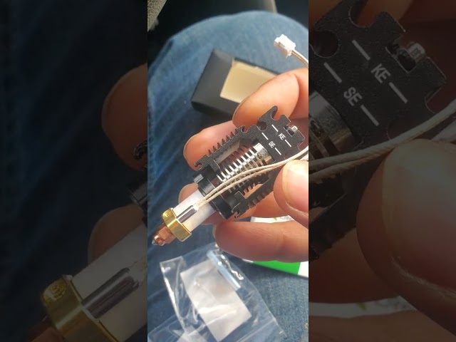 Vídeo relacionado con Precisions Hotend Kits para impresoras 3D con componentes cerámicos y opción de boquilla adicional, actualizaciones de cerámica Hotend