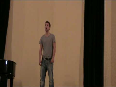 Dunkles Schweigen an den Tischen