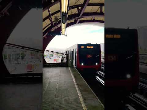 Metro de Santiago Línea 5 (NS16) "ruta roja" pasando por Estación PEDRERO
