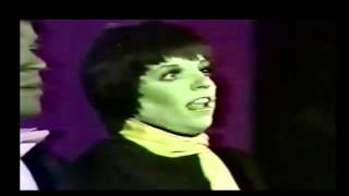 Liza Minnelli sings "Oscar, everybody love your Oscar"