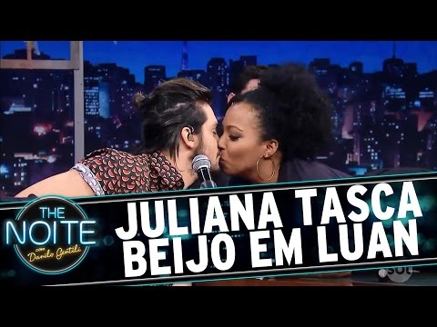 Juliana plants a kiss on Luan Santana | The Noite (11/30/16)