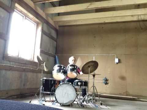 Erik granefelt spelar trummor