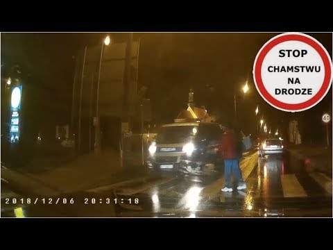 Policja prawie potrąciła pieszych na przejściu