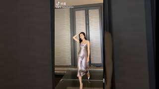 Download lagu Hot sexy body in gorgeous elegant liquid Silk Satin dress mp3 Download lagu Hot sexy body in gorgeous elegant liquid Silk Satin dress mp3