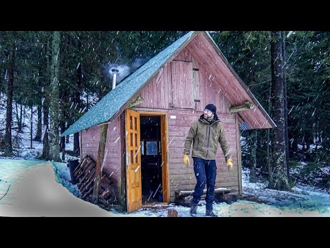 Noc solo w ukrytej, górskiej chacie ogrzewanej piecem