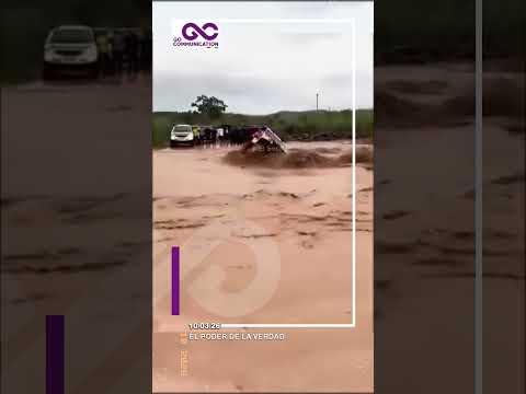 VEHÍCULO ES ARRASTRADO POR LA CORRIENTE DEL RÍO