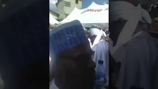Download lagu IFURA LOGUN AGBA | WATCH HOW AN UNKNOWN MAN SECRETLY COLECTING MUDİR MARKAZ SWEAT IN THE CROWD mp3