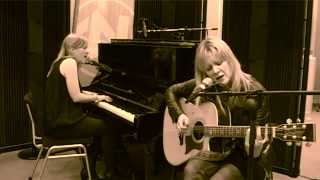 Louise Latham - Young Boy [Live @ Café Martini]
