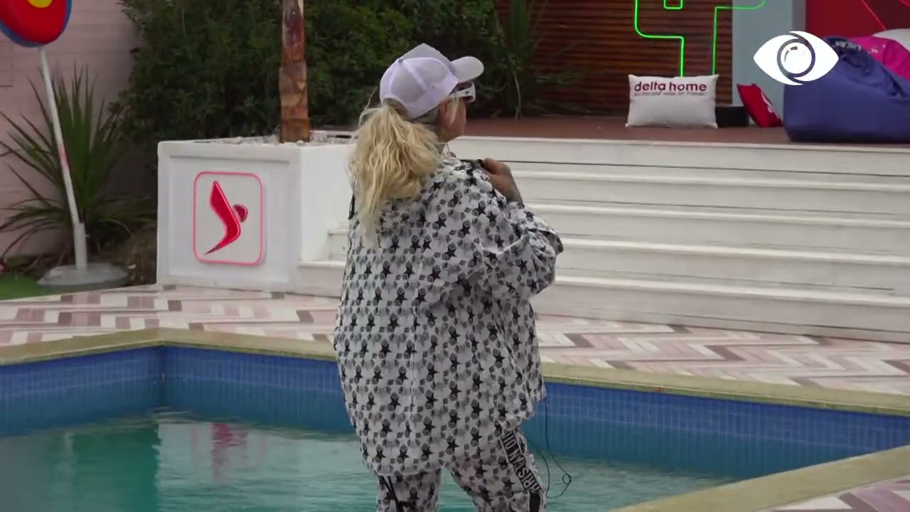 Valbona përballë pishinës, ia merr këngës popullore