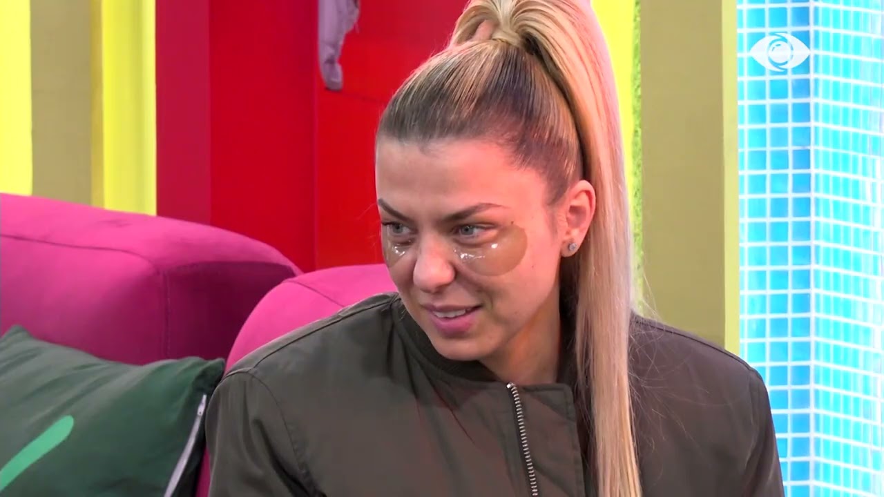 “Ty të shkon shumë…”/ Rikja bëhet gati, Romeo e komplimenton