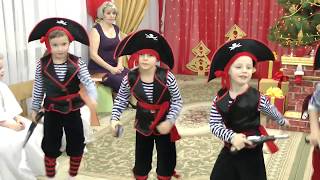 Пиратская вечеринка для детей фото. Разбойник на детский утренник. Костюм разбойника в садик. Пиратская вечеринка. Выход пиратов на утреннике.