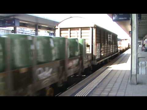 Re 6/6 "11687 Bischofszell" fahrt vorbei in Spiez mit Rangierzug