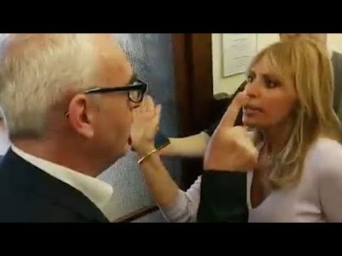 Il Sindaco di Macerata DISINTEGRA Alessandra mUSSOLINI che Alza Pure le Mani!!