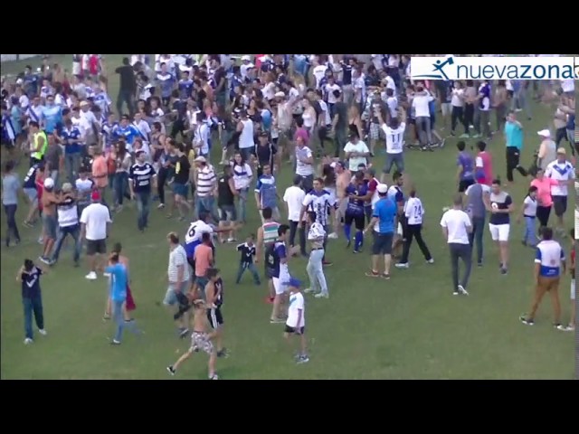 Los festejos: La vuelta olímpica de la V Azulada y el aplauso de la hinchada del Verde