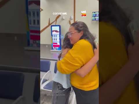 Avó surpreende neta ao aparecer de surpresa em aeroporto e menina cai no choro
