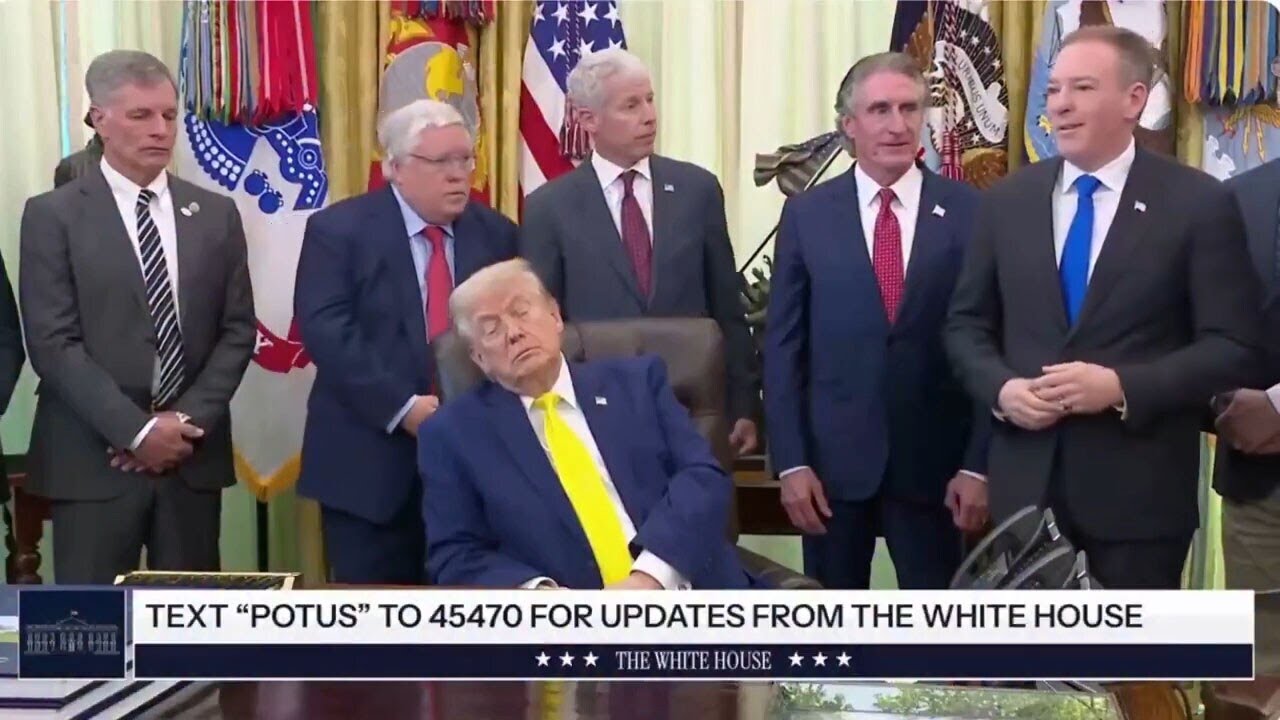 Sleepy Trump, nuovo video del tycoon che si addormenta nello Studio Ovale